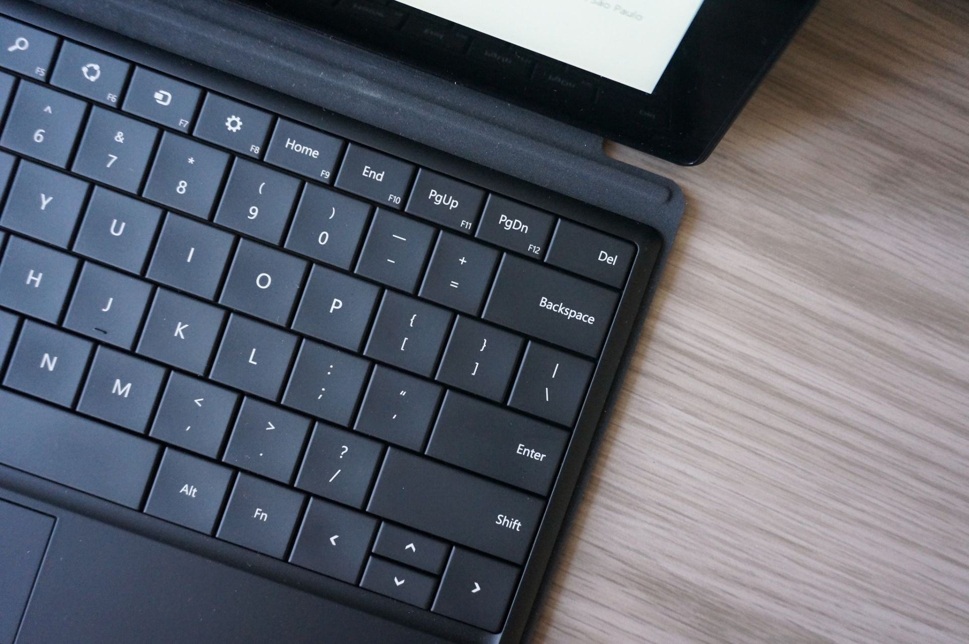 Foto de cima da Type Cover anexada a um Surface Pro.