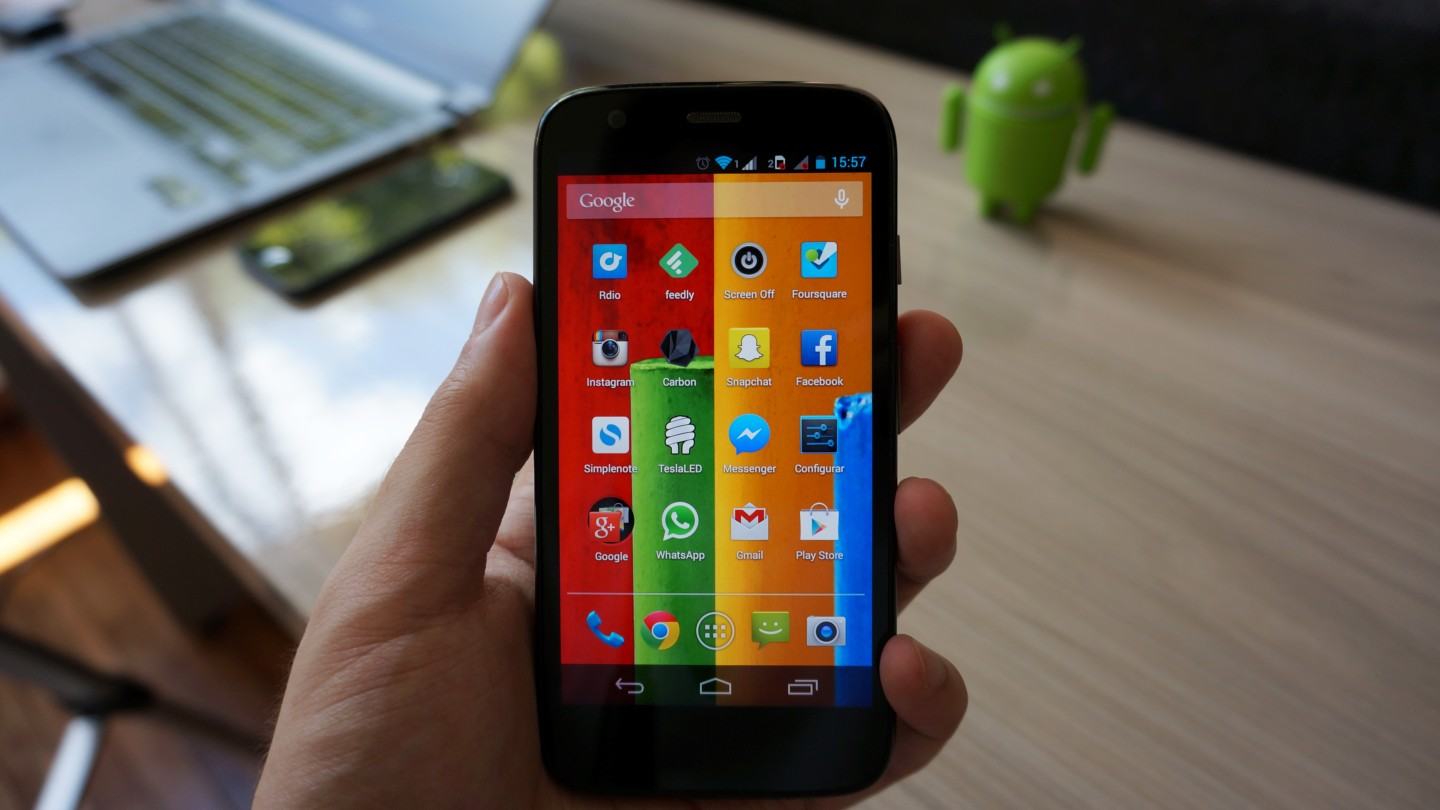 O Moto G vem com um Android quase puro. Foto do celular de frente, com a tela ligada.