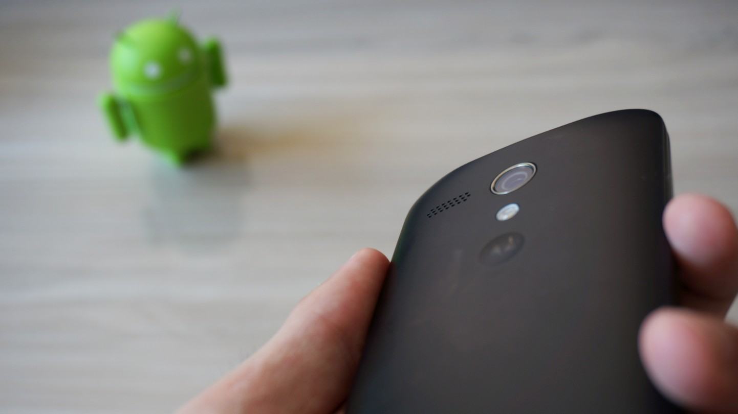 Moto G e, ao fundo, Droidinho.