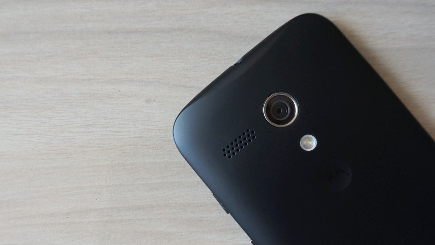 A tampa traseira é removível.