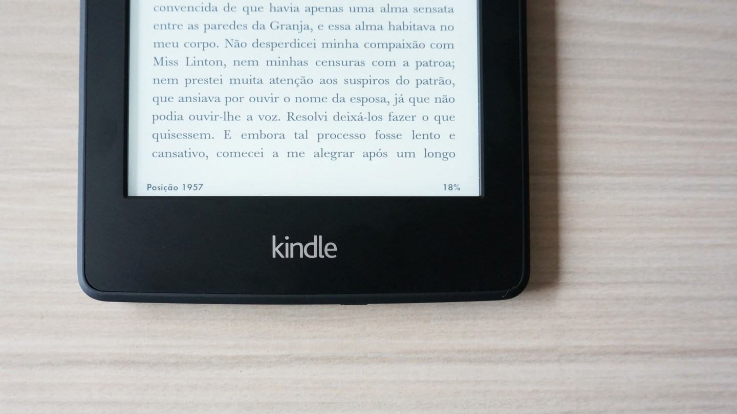 Foto de cima, mostrando parte do Kindle Paperwhite com a tela iluminada.