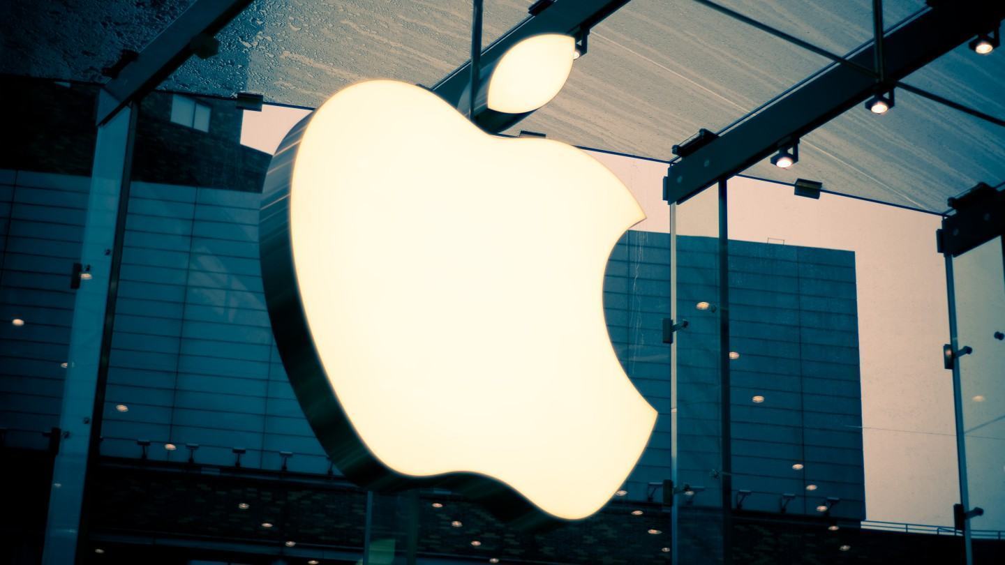 Logo da Apple em uma fachada.