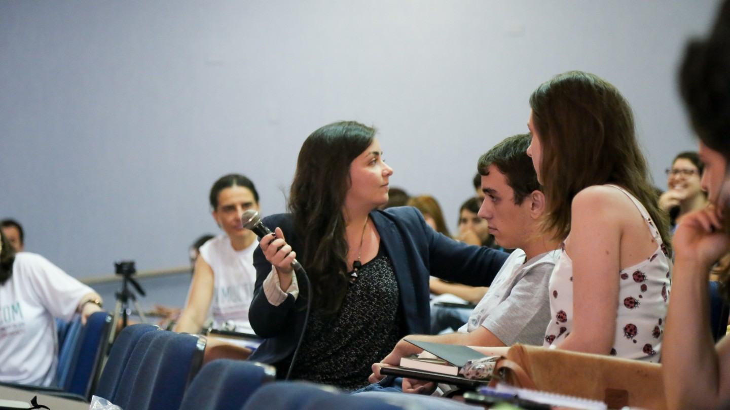 Camila responde perguntas no meio da plateia.