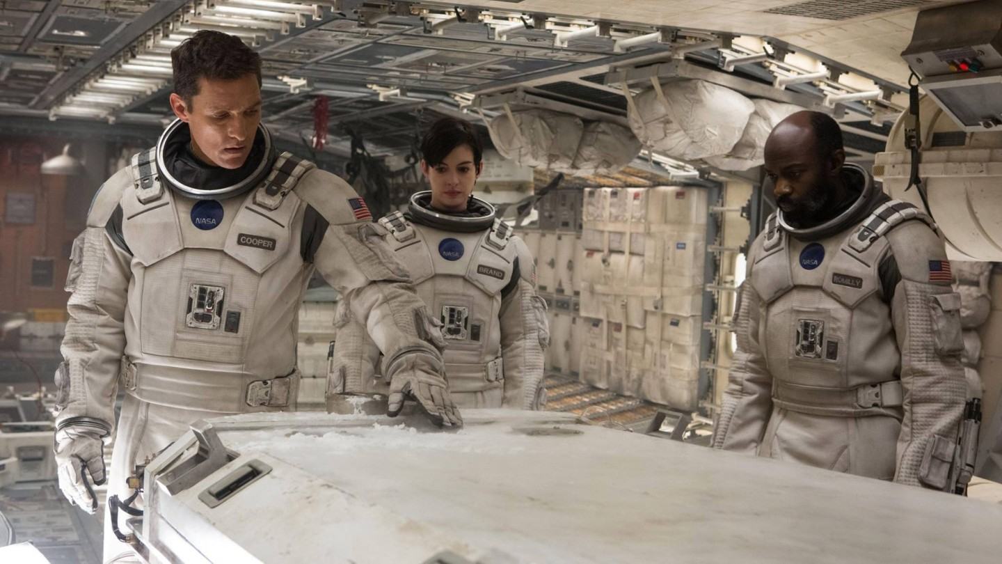 Matthew Mcconaughey, Anne Hathaway, David Gyasi.