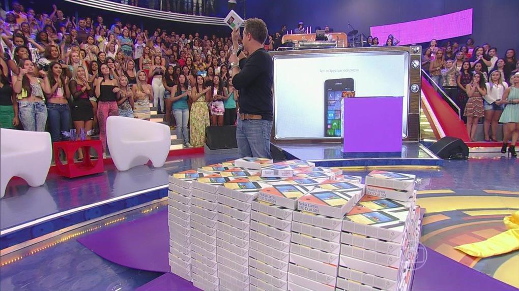 Luciano Huck distribuindo centenas de Lumia 530 no palco do Caldeirão do Huck.