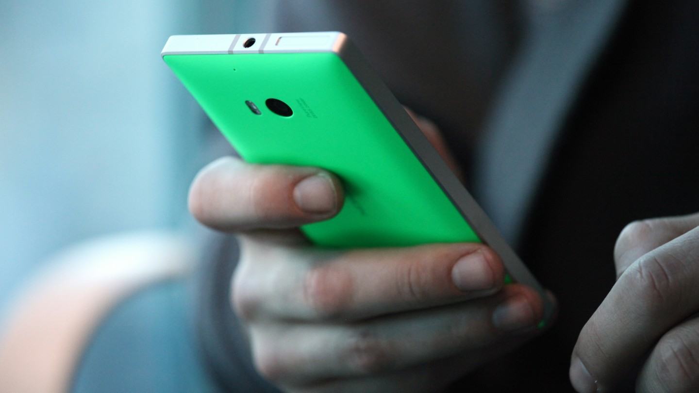 Lumia 930 verde na mão de uma pessoa.