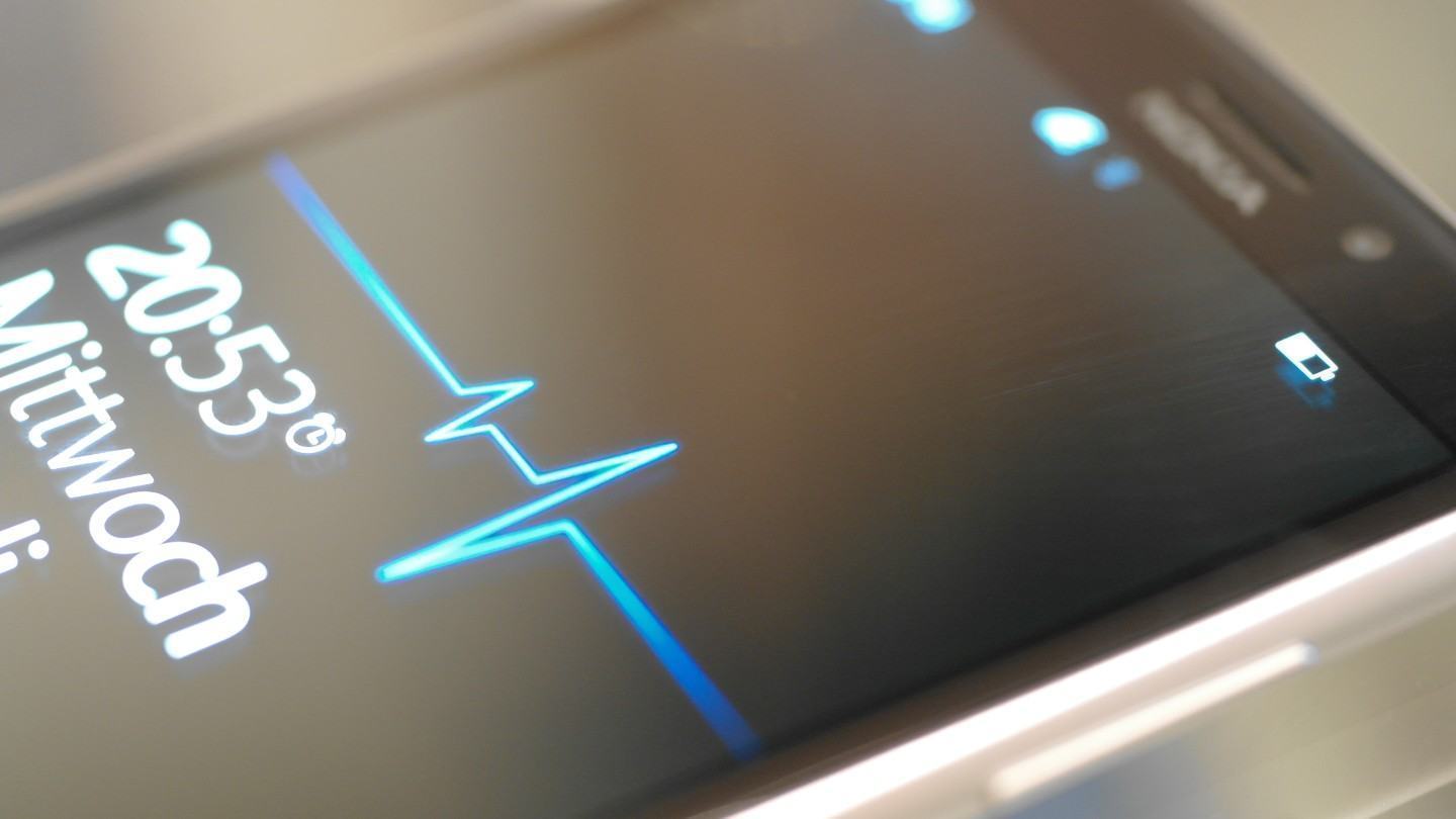 Lumia 925 com wallpaper de frequência cardíaca.