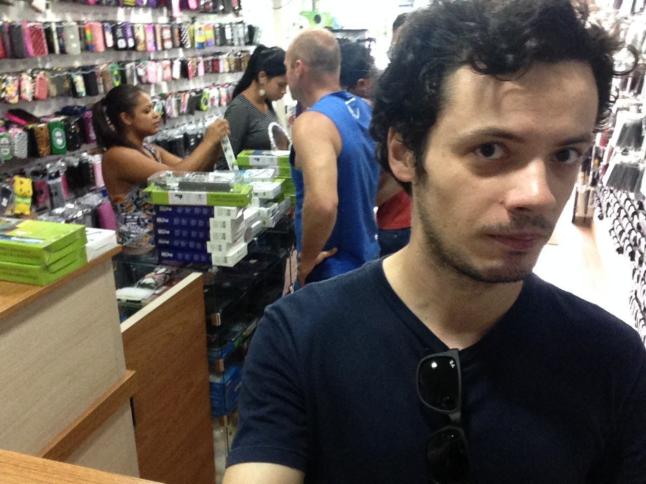 Eu, na loja, comprando um pau de selfie.