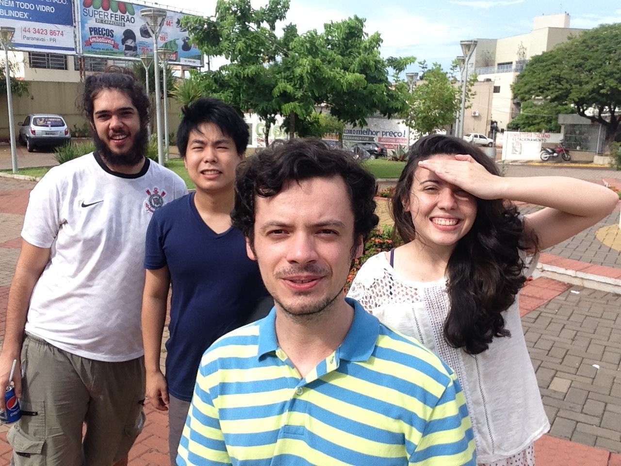 Grupo de amigos celebrando o pau de selfie.