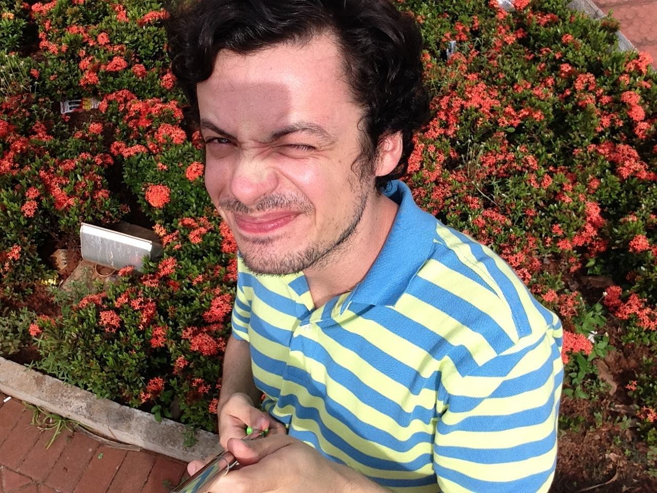 Uma selfie contra um canteiro de flores.