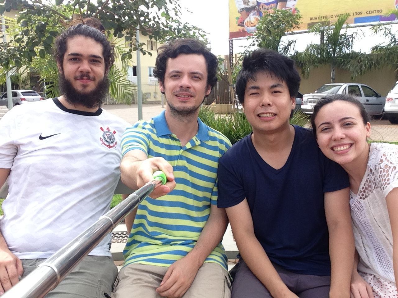 Foto em grupo com o pau de selfie à mostra.