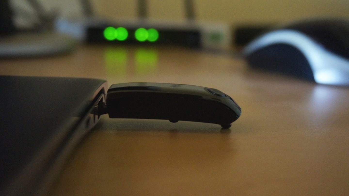 Connect U220 parcialmente encaixada em uma porta USB.