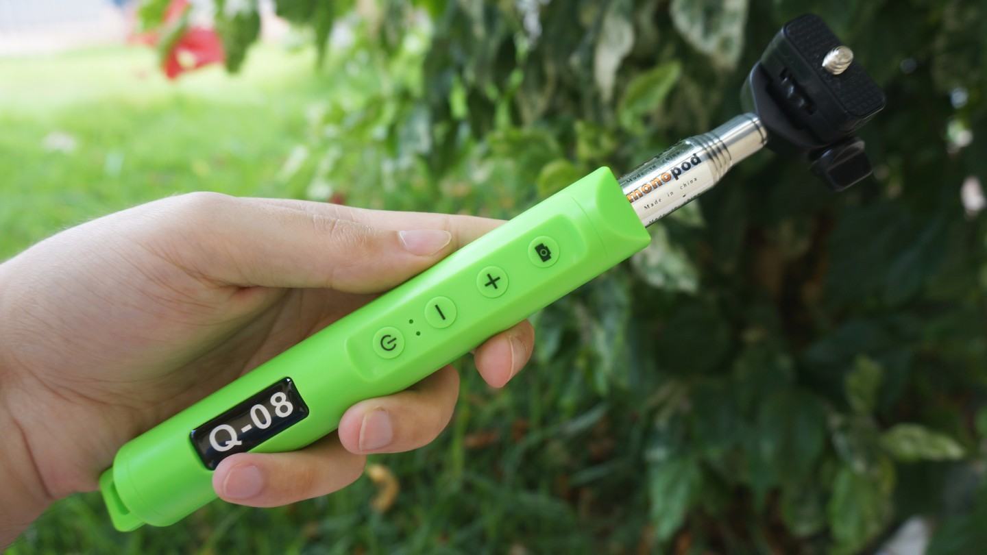 O cabo e os botões do pau de selfie.