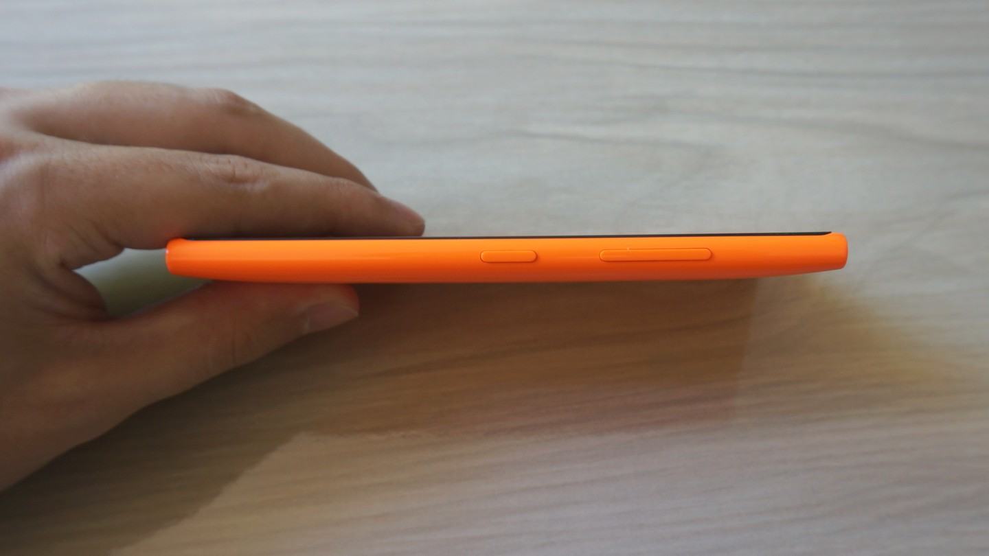 Botões laterais do Lumia 730.