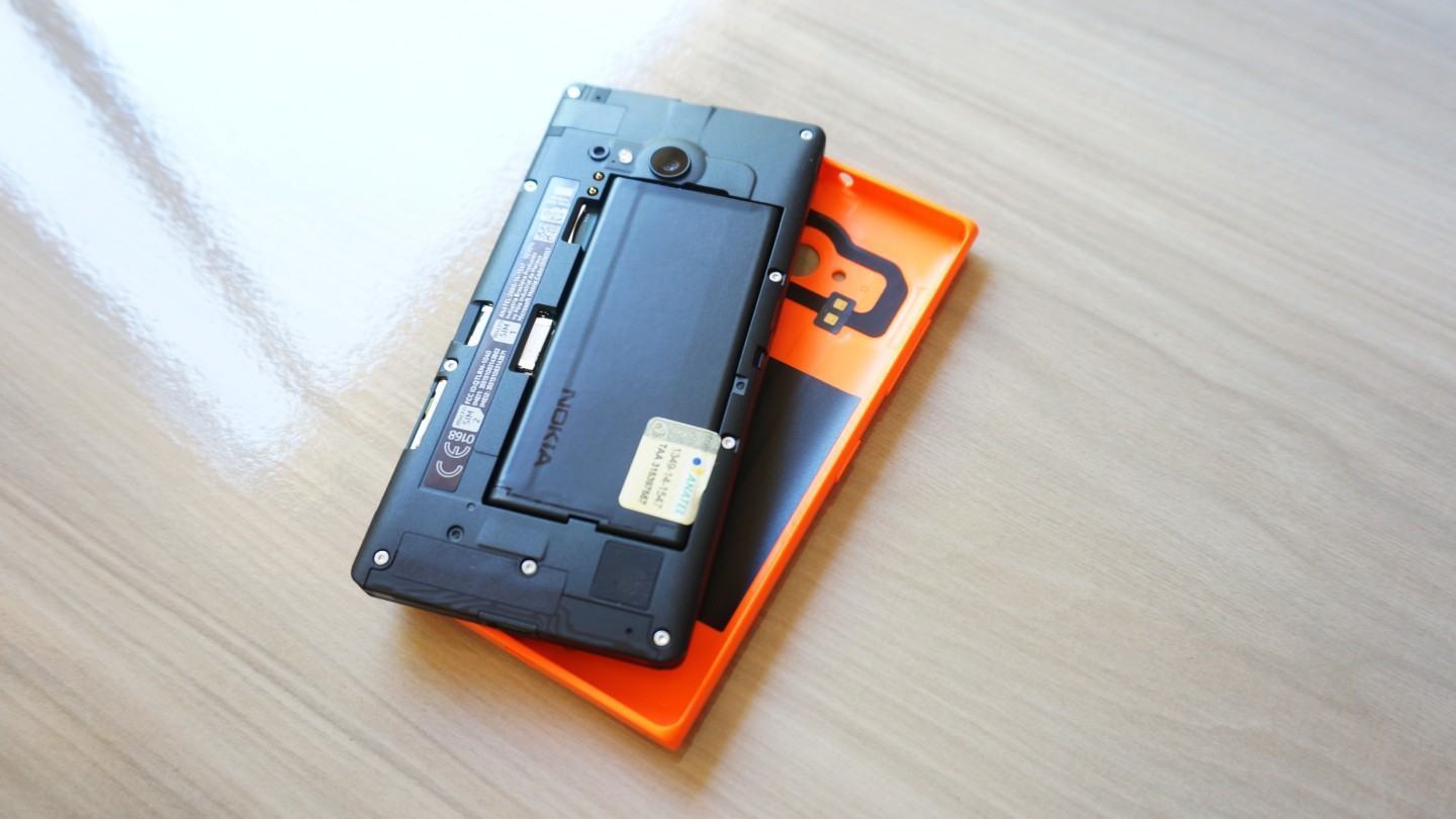 As costas do Lumia 730 sem a tampa.