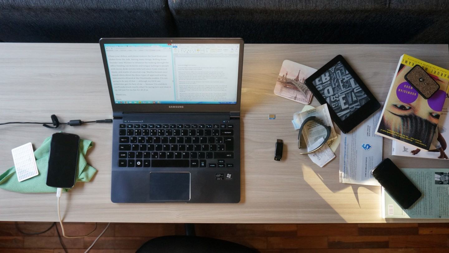 Mesa de trabalho bagunçada.