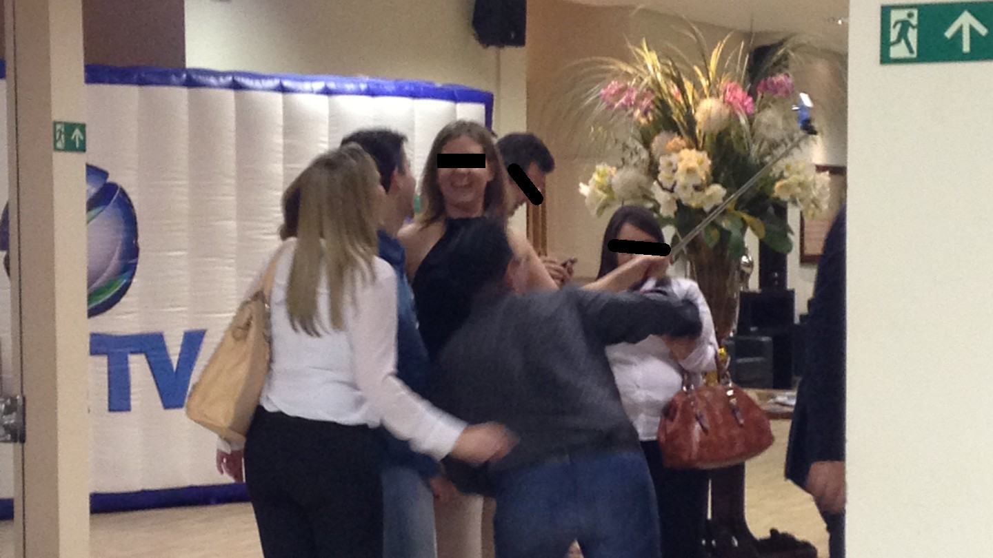 Flagra de um pau de selfie em evento social.