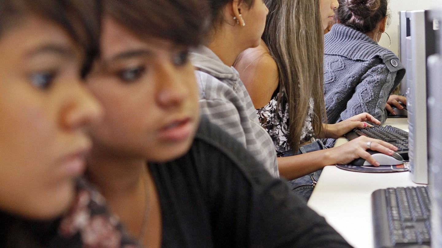 Jovens navegando na Internet.