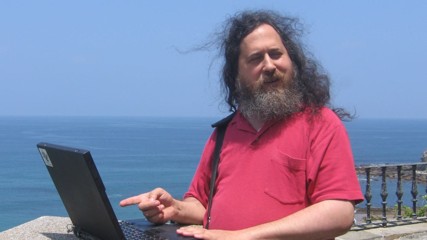 Richard Stallman usando um notebook.
