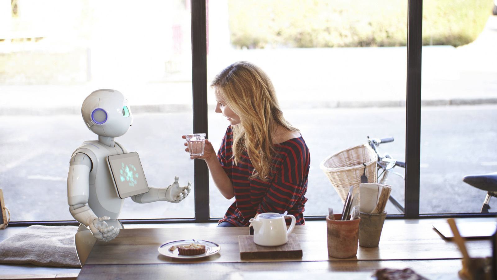 Pepper, o robô, interage com um ser humano.