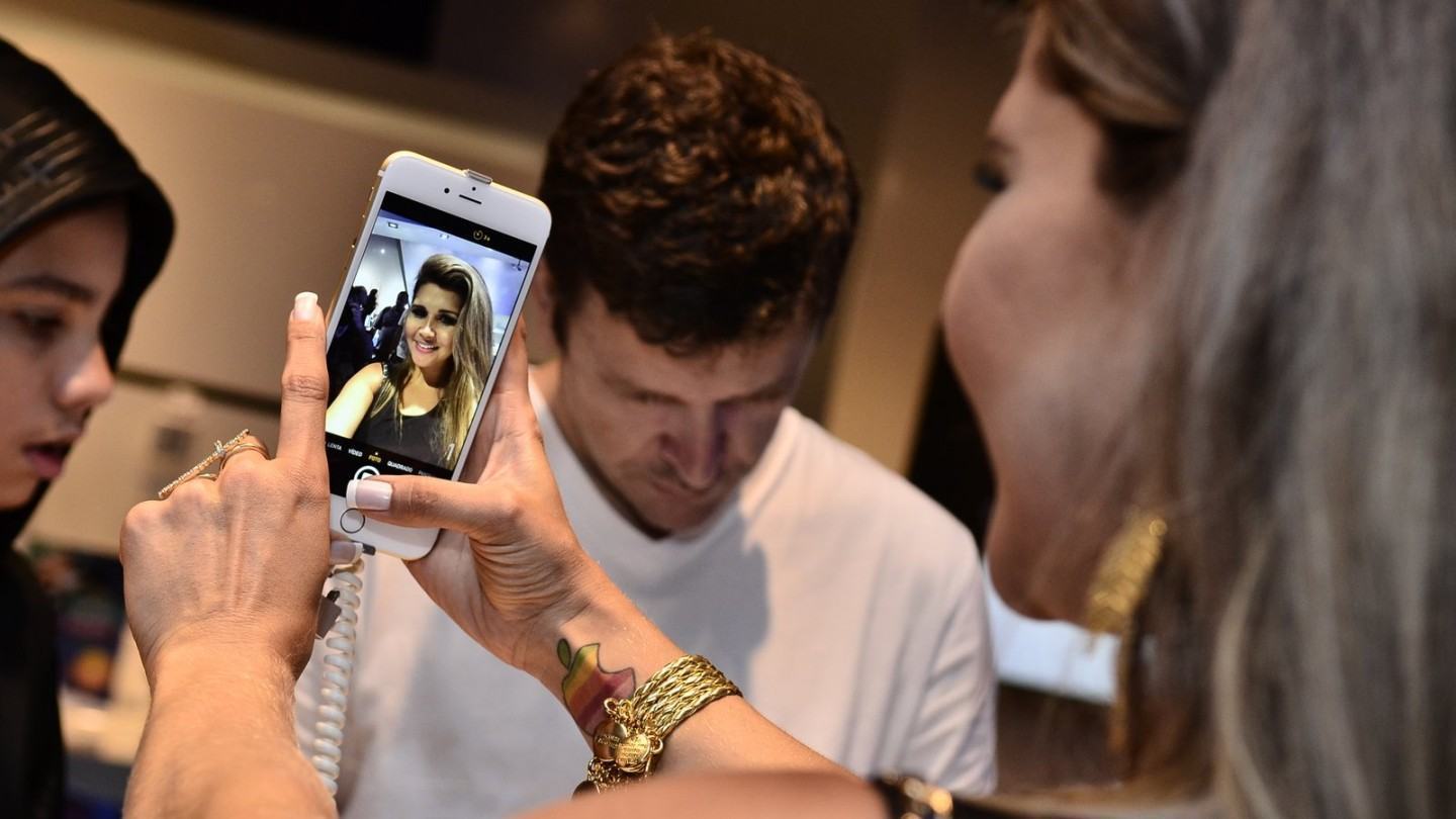 Mulher Maçã no lançamento do iPhone 6.