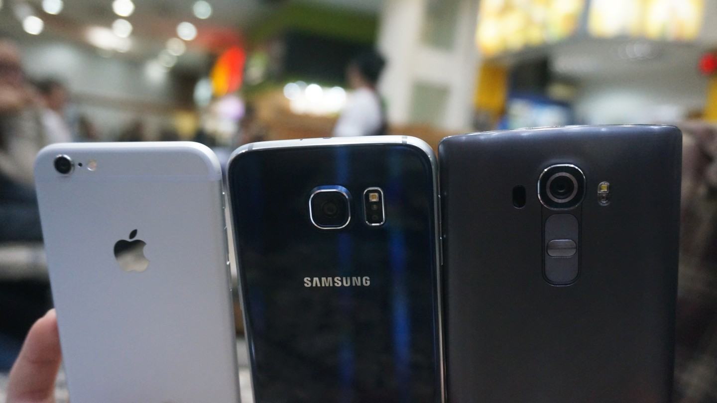 Detalhe das câmeras do iPhone 6, Galaxy S6 e G4.