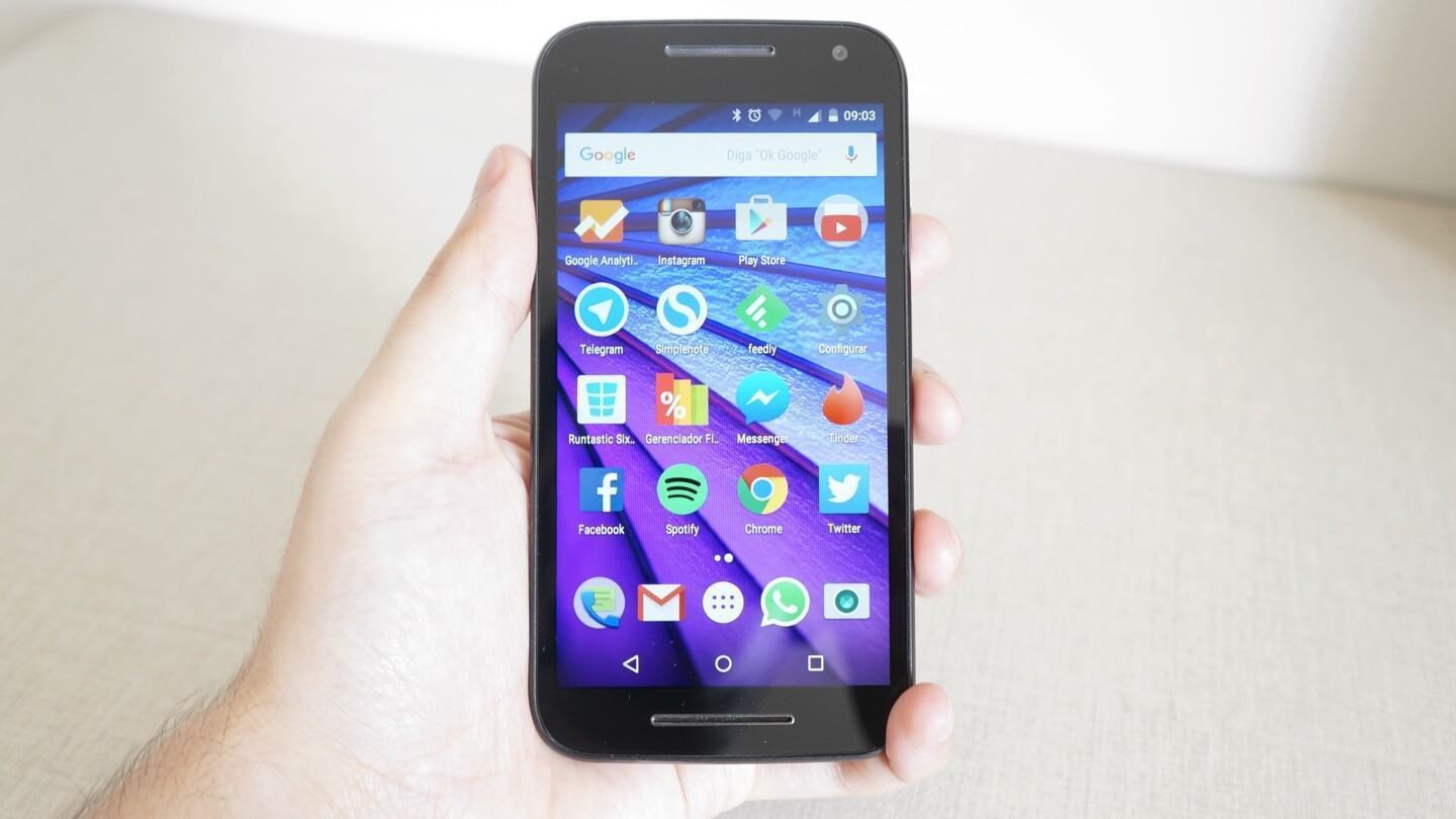 Moto G na mão.