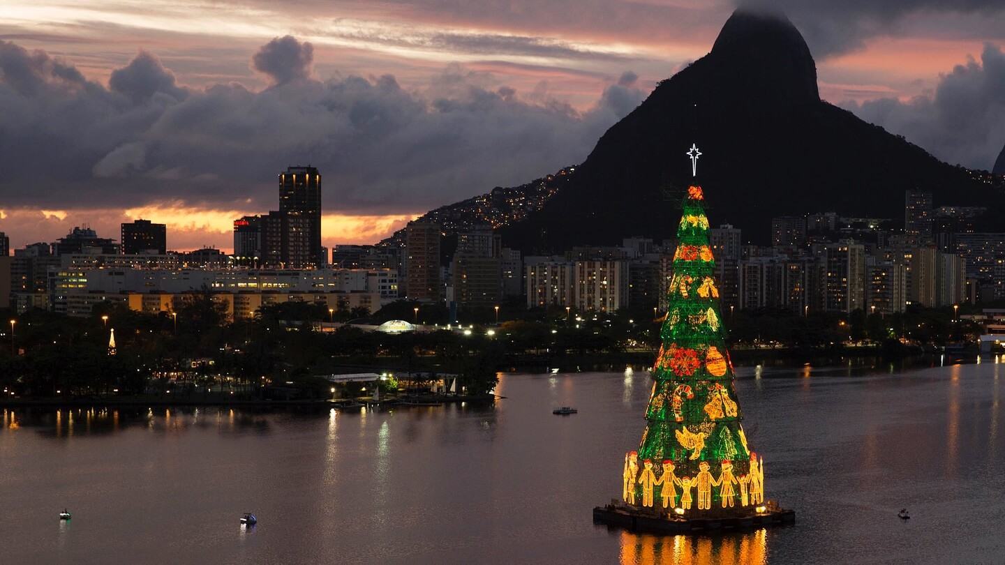 Árvore de Natal tradicional da Lagoa Rodrigo de Freitas, no Rio.