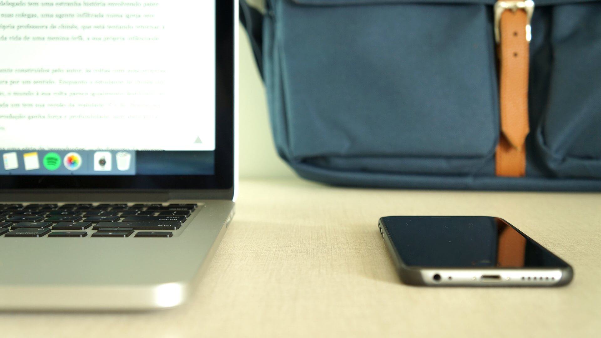 Minha bolsa e uma mesa de trabalho alheia.