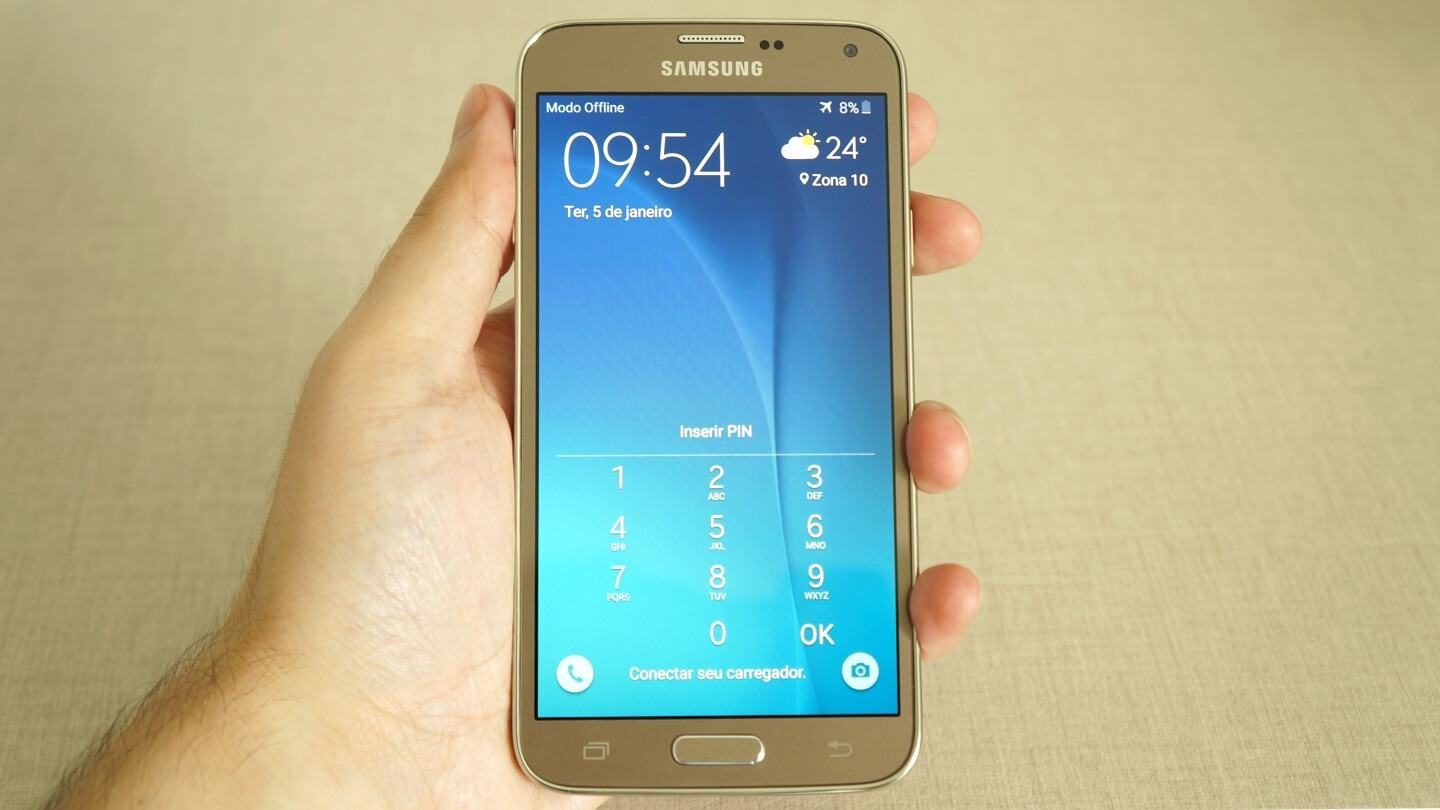 O Galaxy S5 New Edition tem um tamanho confortável de segurar.