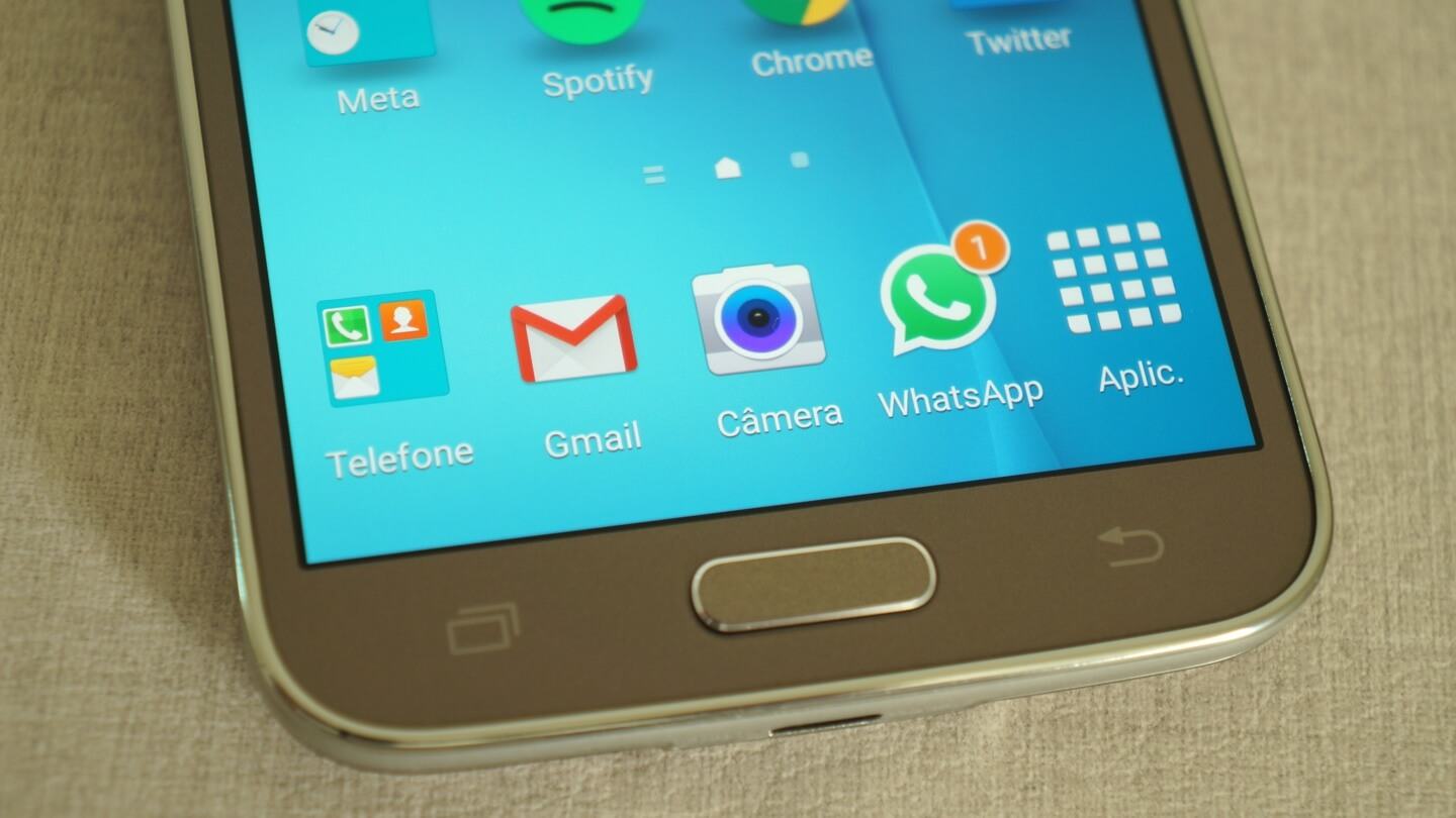 Detalhe da tela e botões frontais do Galaxy S5 New Edition.