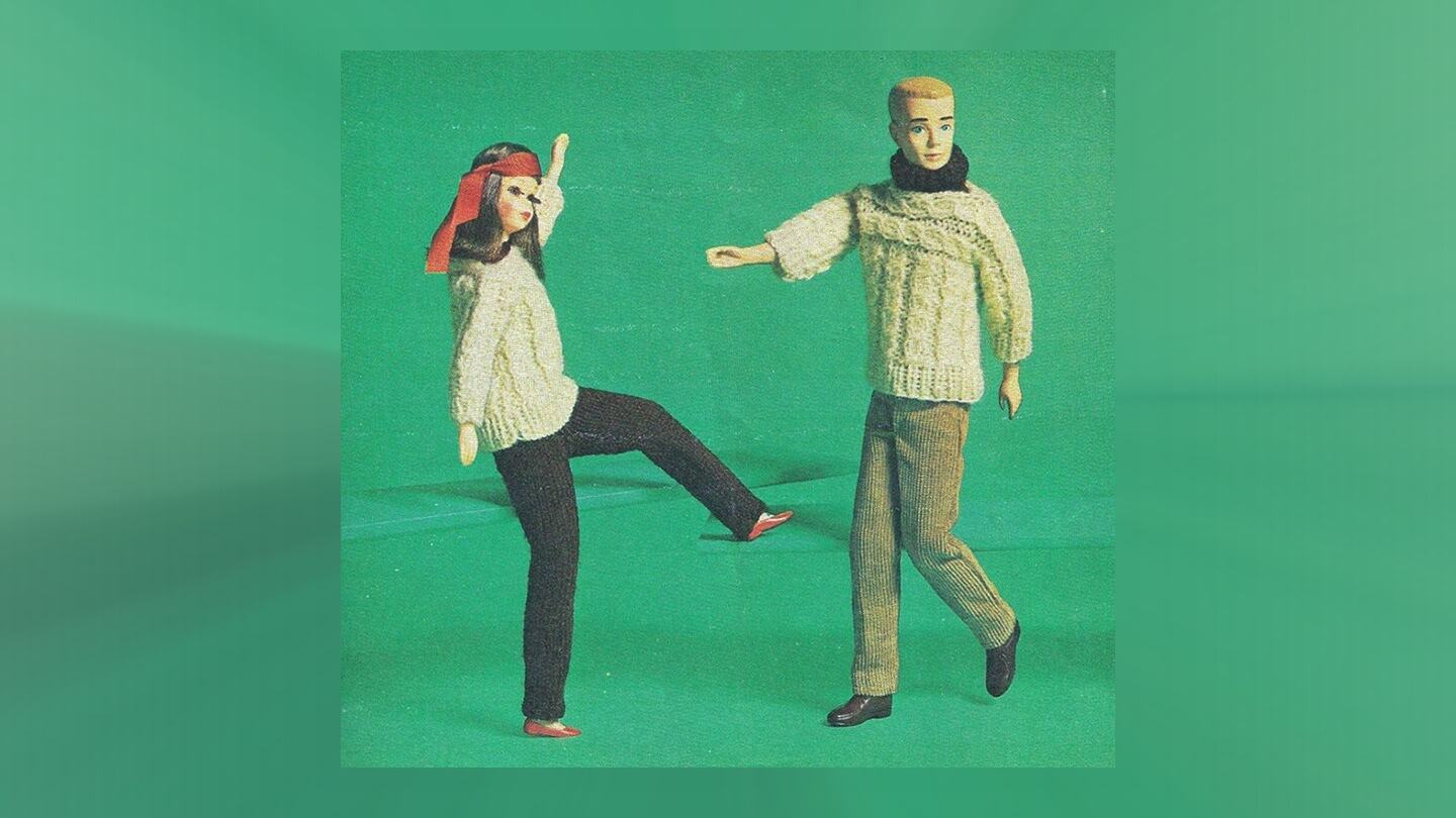 Dois bonecos vintage dançando num fundo verde.