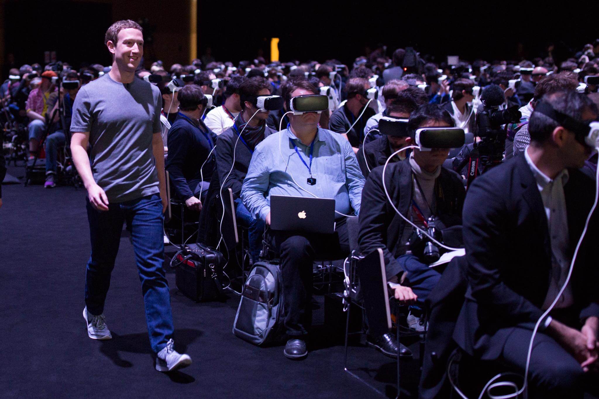 Mark Zuckerberg caminha despercebido entre jornalistas usando o Gear VR.