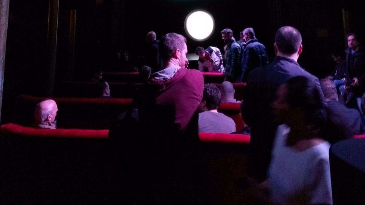 Jornalistas se arrumando antes do início da coletiva da Alcatel.