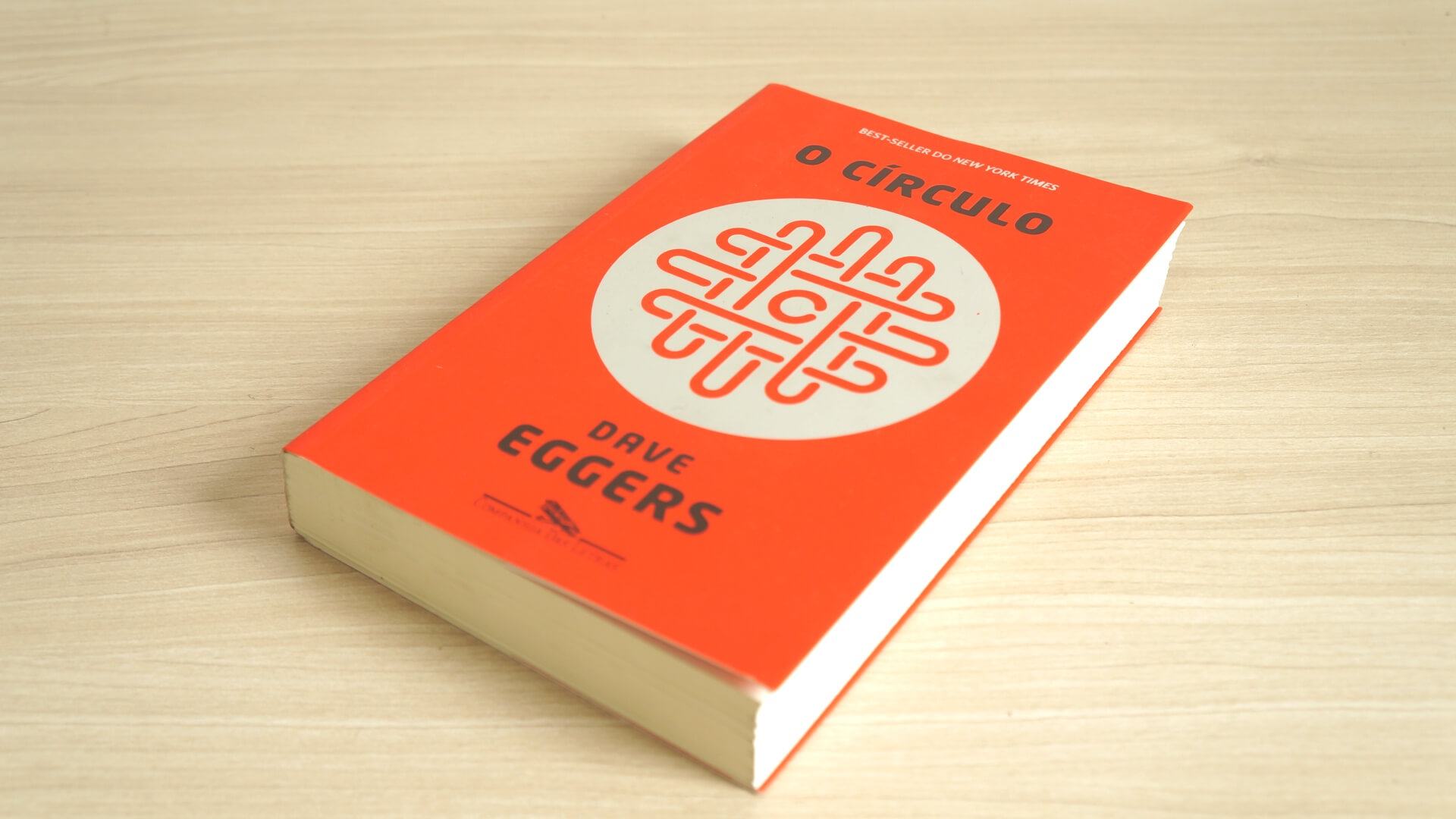 O Círculo em cima de uma mesa.