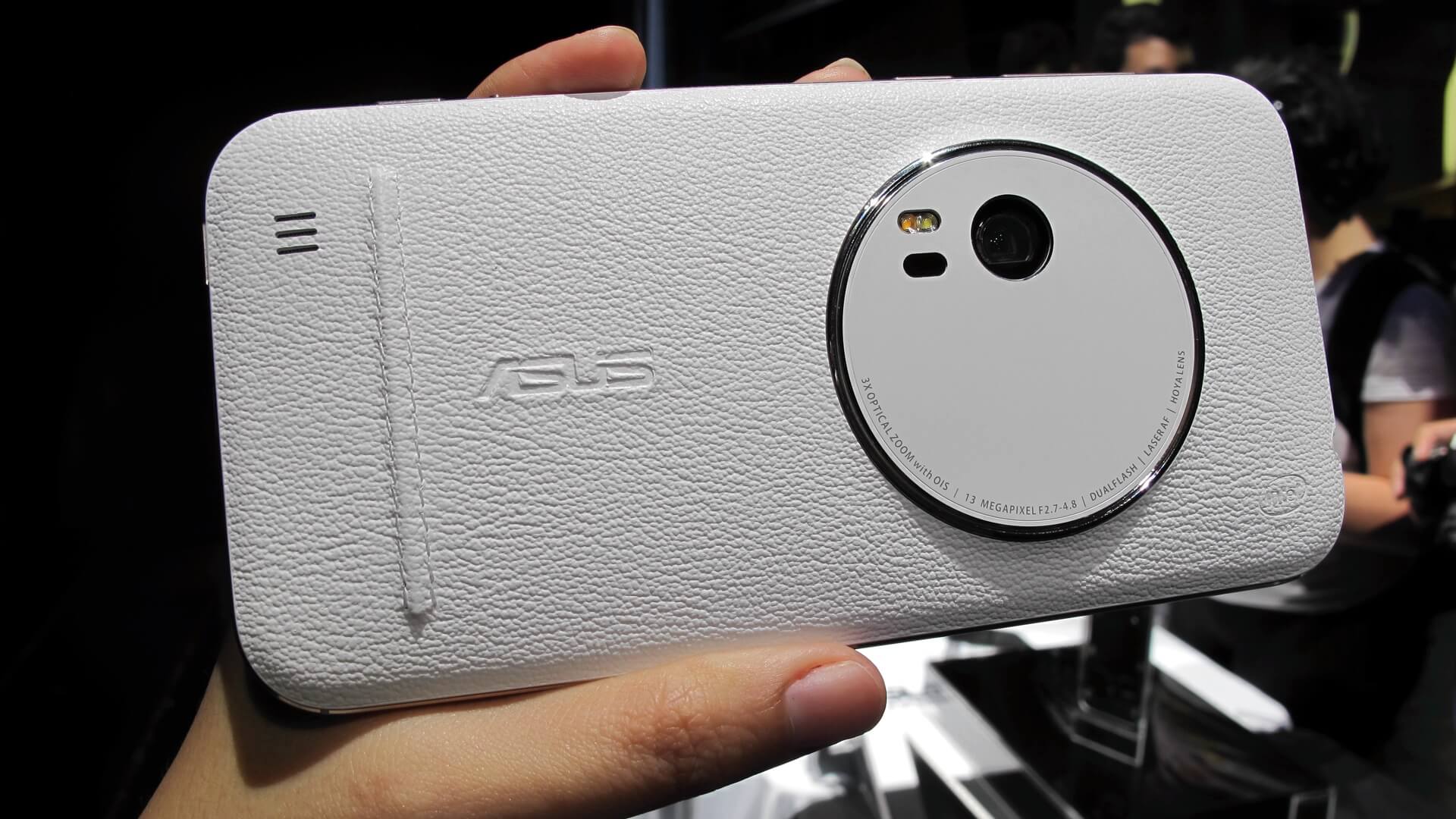 Câmera do Zenfone Zoom no detalhe.