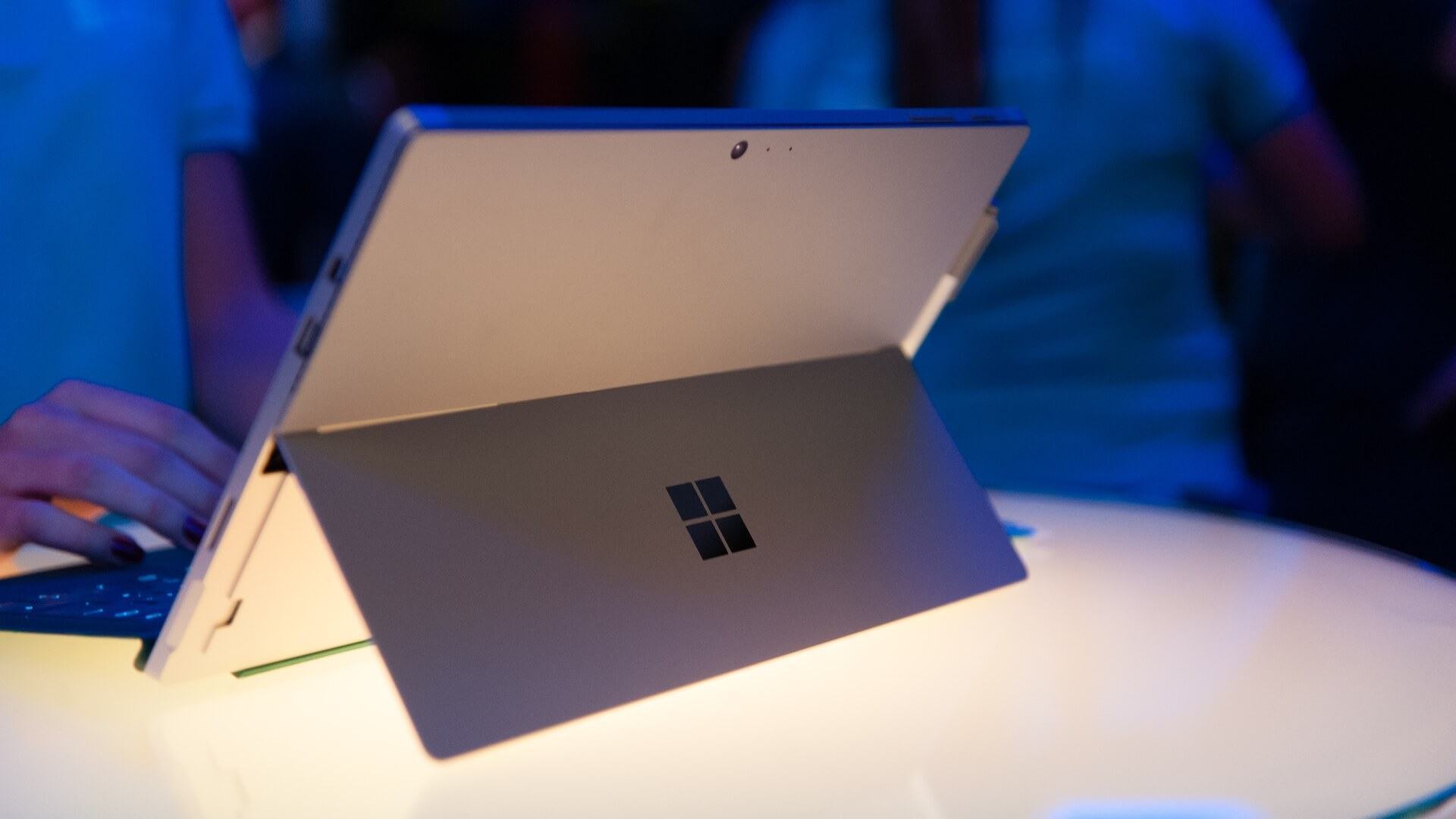 Surface Pro 4 de costas.