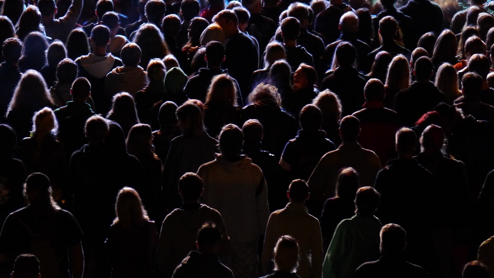 Multidão de costas.