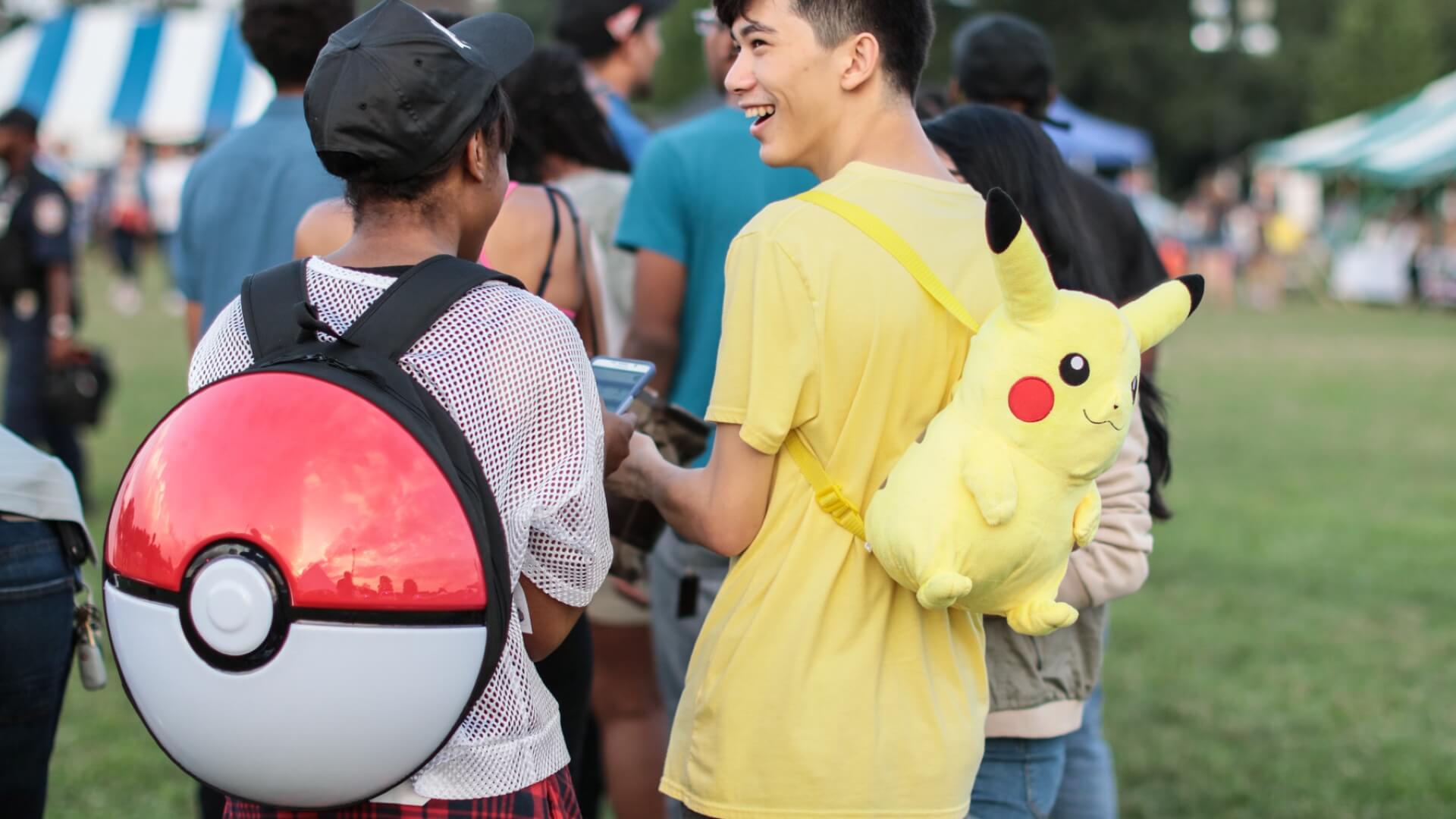 Jogadores de Pokémon Go com mochilas temáticas.