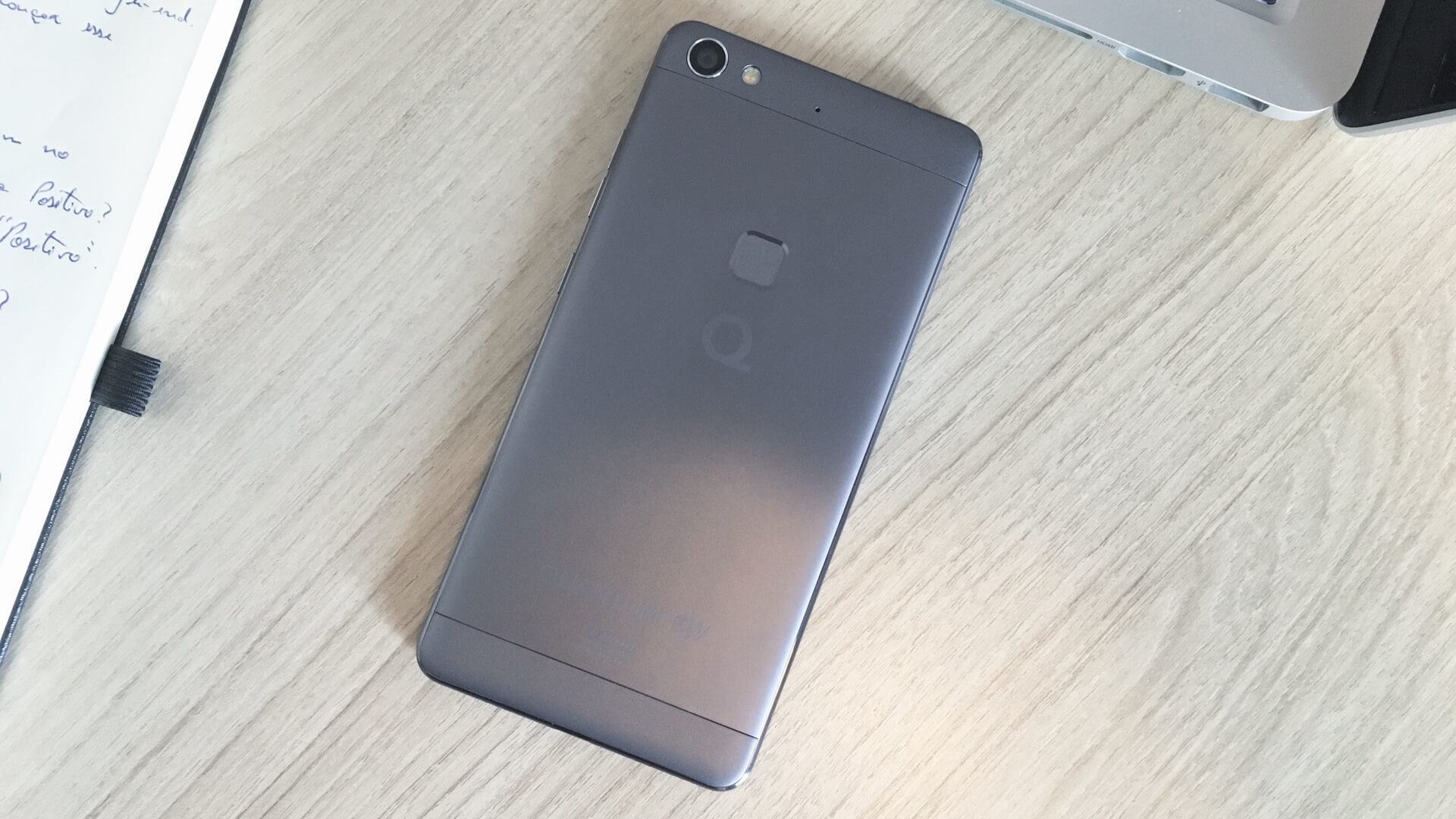 Quantum Fly sobre uma mesa.