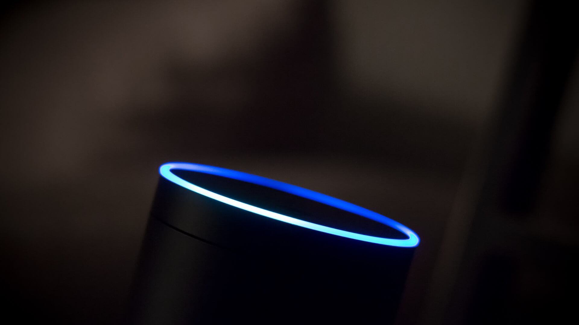 Detalhe do disco colorido do Amazon Echo.