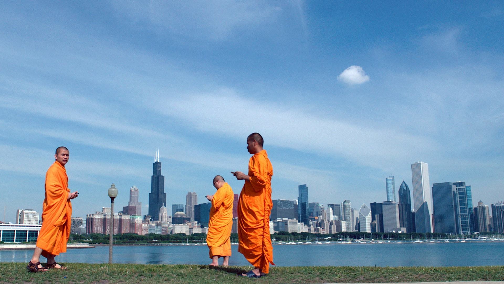 Monges usando smartphones em Chicago. Cena de Lo and Behold.