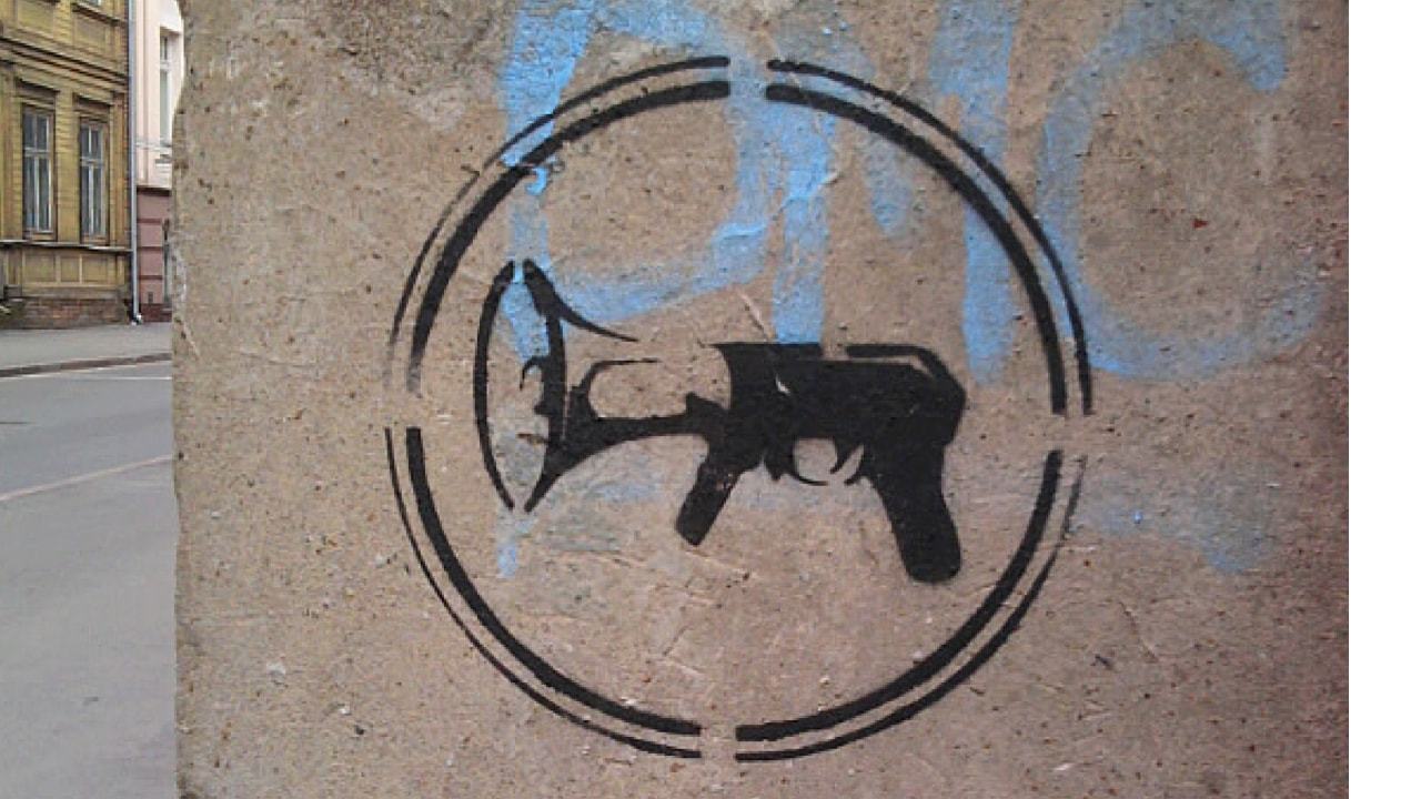 Megafone estampado em uma parede.