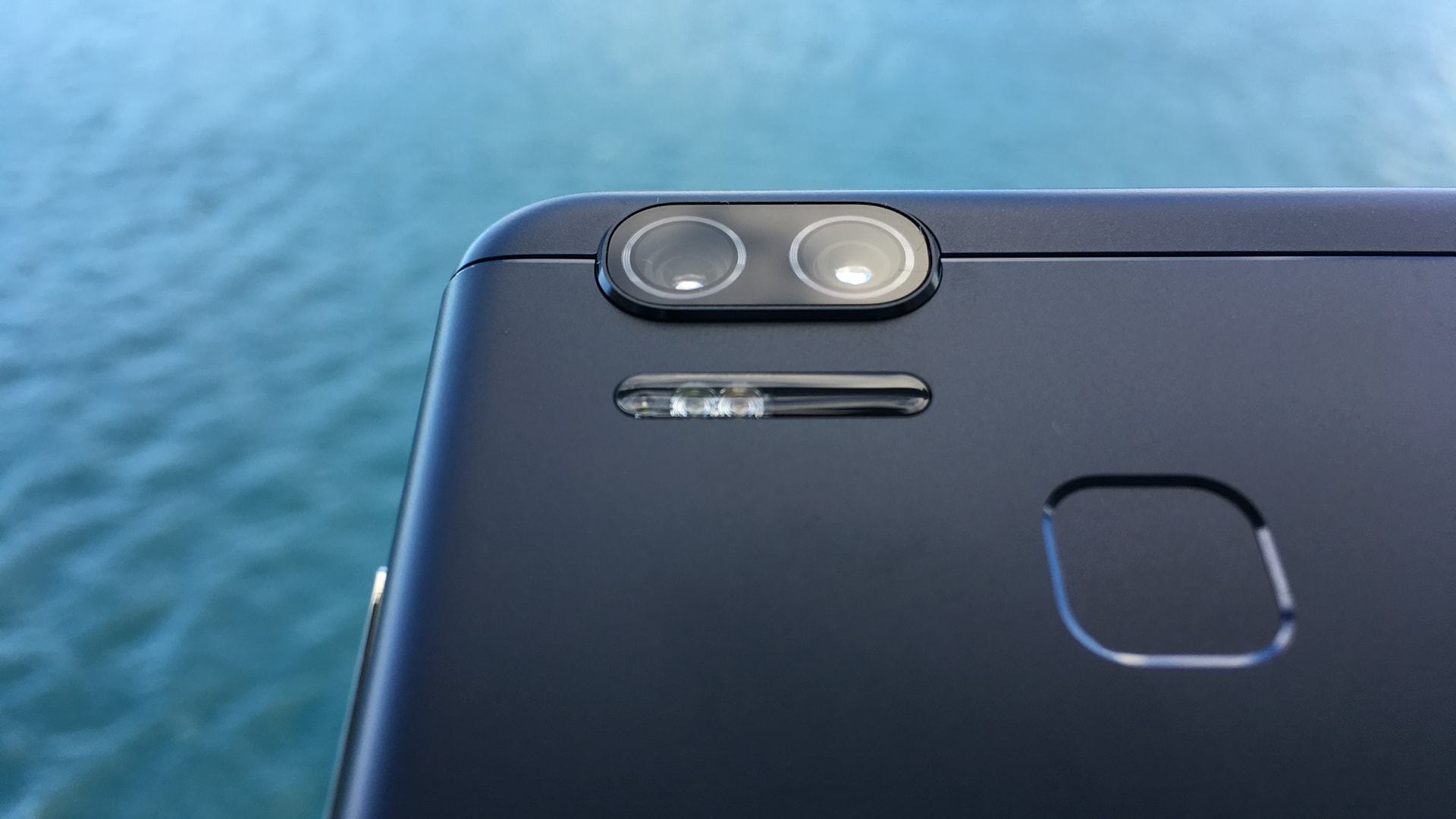 Lentes das câmeras do Zenfone 3 Zoom.