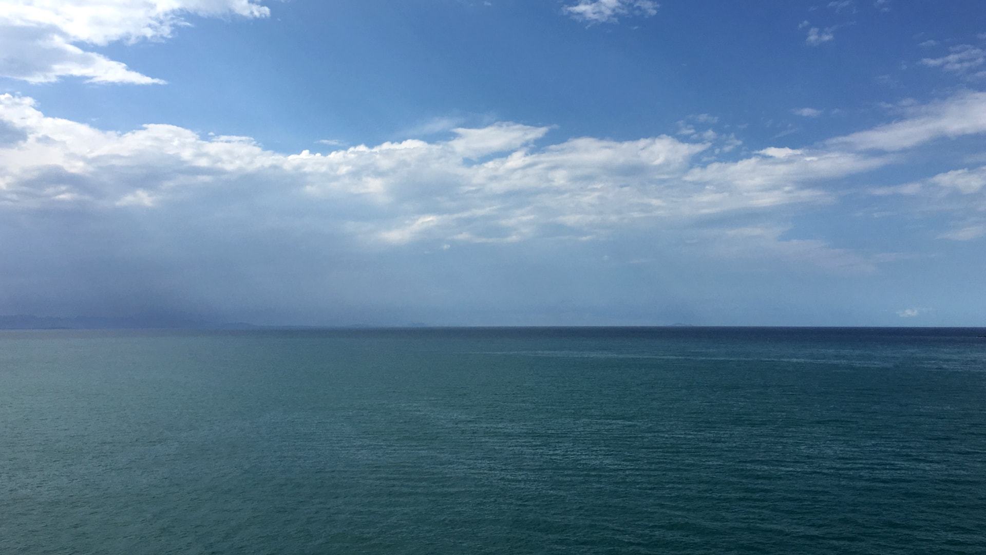 Horizonte em alto-mar.