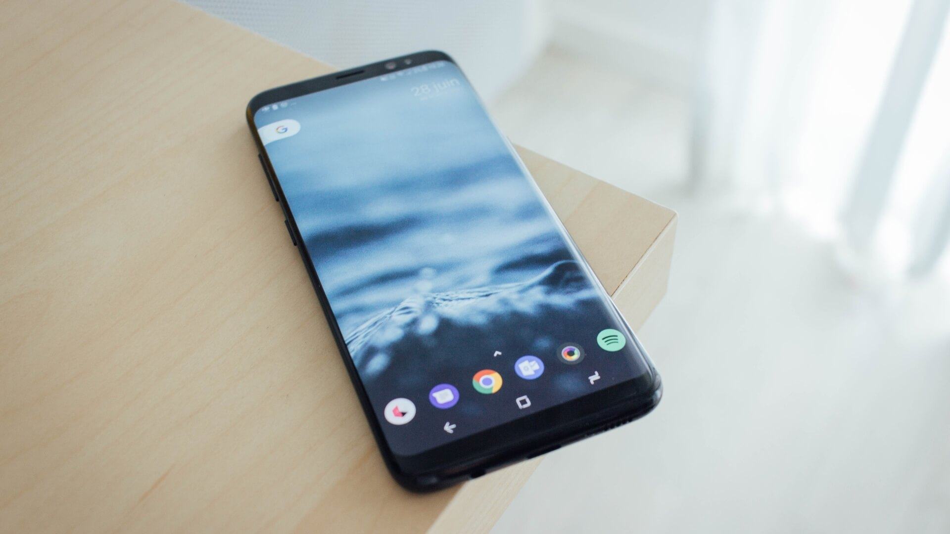 Galaxy S8 com a tela ligada em cima de uma mesa.