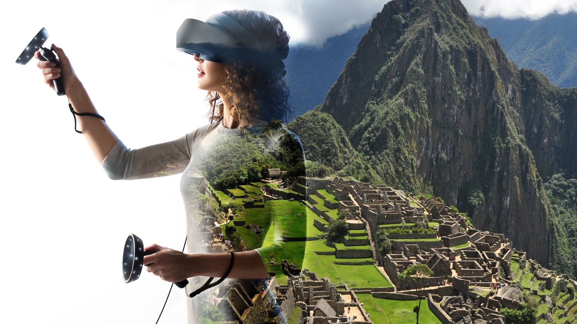 Mulher com headset de realidade mista e ao fundo montanhas e monumentos peruanos.