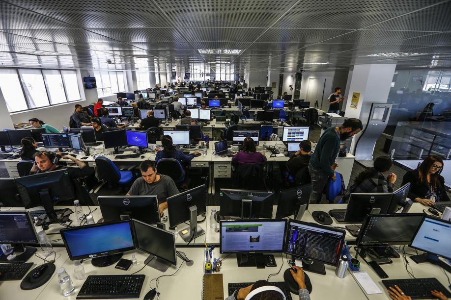 Foto aérea de pessoas trabalhando na redação da Gazeta do Povo, em Curitiba.