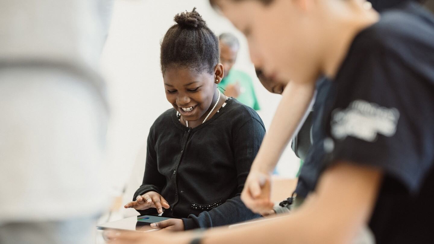 Menina mexendo em um tablet.