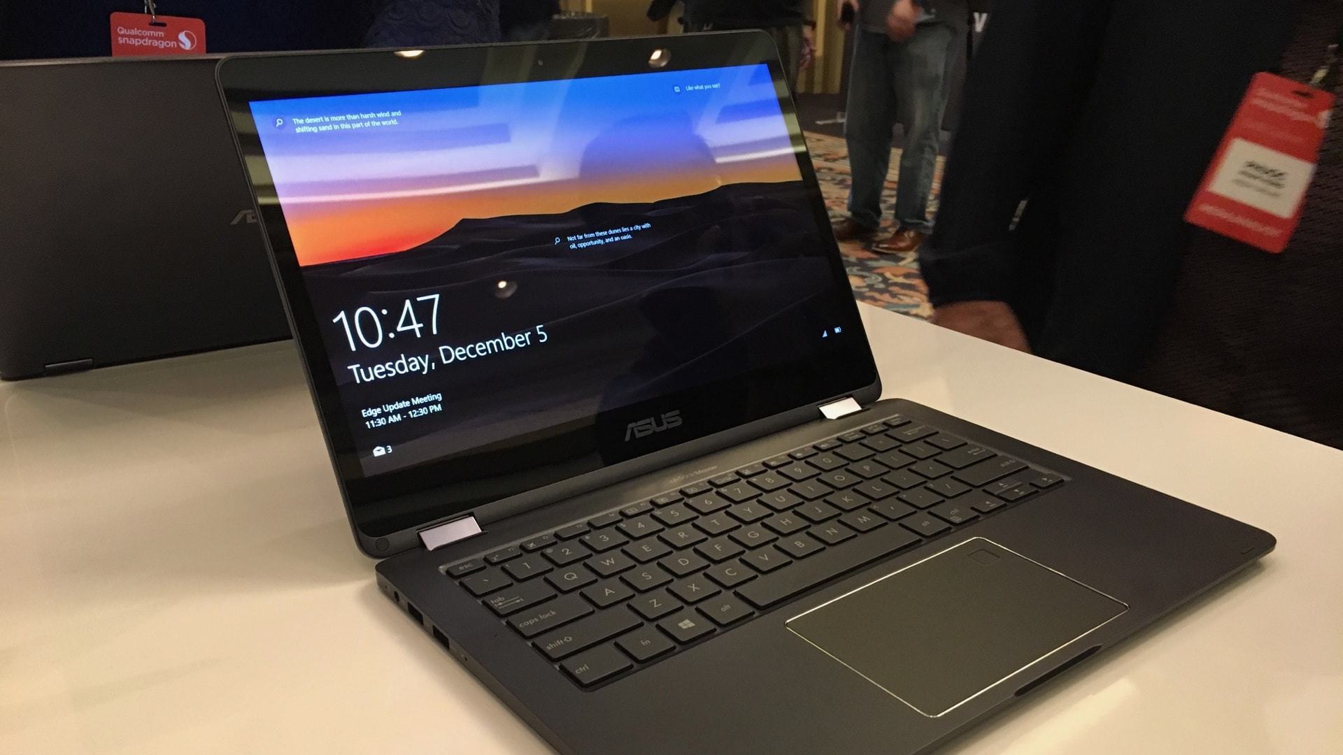 NovaGo, notebook da Asus com chip Qualcomm, em cima de uma mesa.